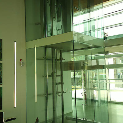 ascensore interno con vetrate