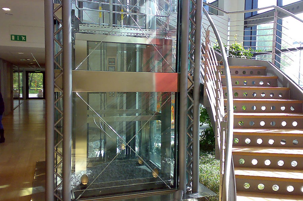 ascensore con vetrate trasparenti